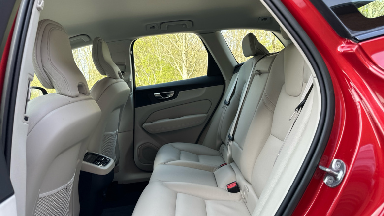 Volvo XC60 2.0 B5P Plus Dark 5dr AWD Geartronic Petrol Estate